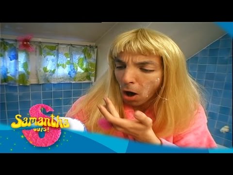 Samantha Oups ! Samantha dans sa salle de bain