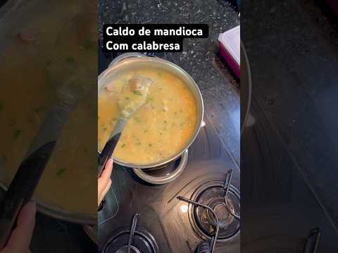 Caldo de mandioca com calabresa