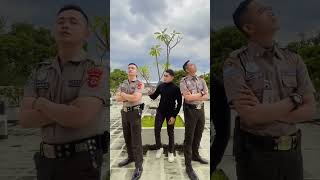 Download lagu Di kawal dulu sama pak satpam tinggi2 ya😅 #satpamganteng #shorts mp3 Download lagu Di kawal dulu sama pak satpam tinggi2 ya😅 #satpamganteng #shorts mp3