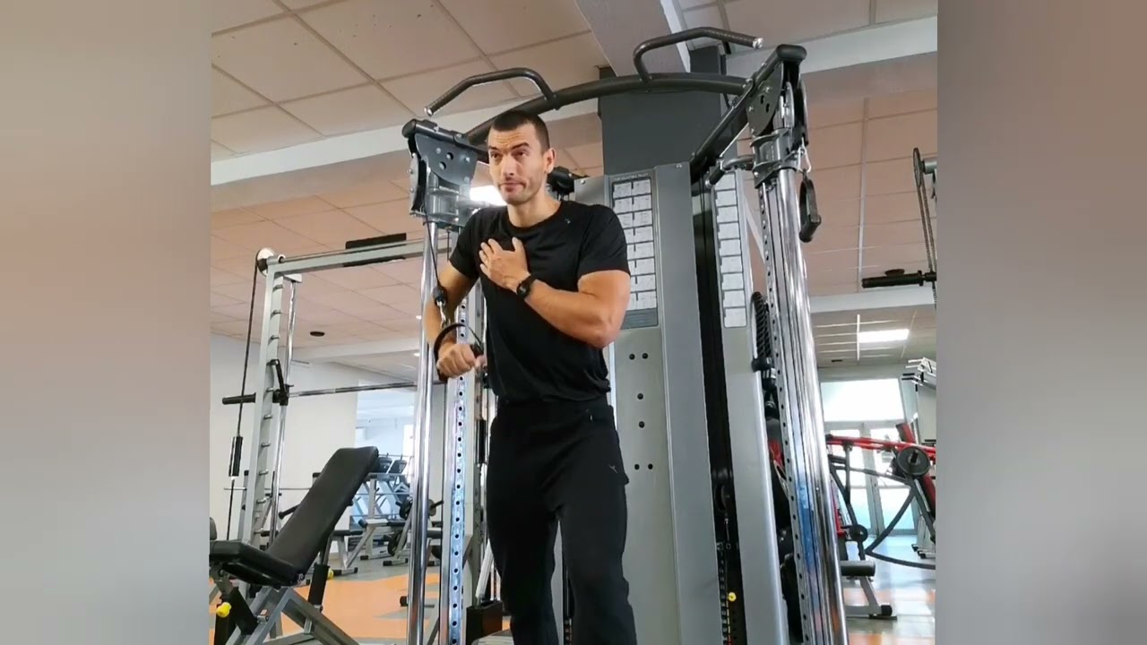 Împins unilateral declinat de la piept, din stând la scripete