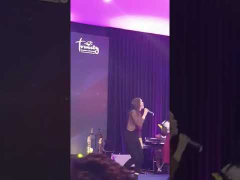 POWERFUL WORSHIP WHITE LADY SINGING GHANAIAN GOSPEL.