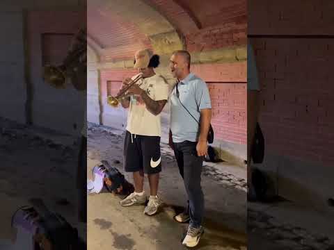 ABD'de Türk İmam Dursun Şahin, bir sokak müzisyenine kendi yorumuyla ilahi söyleyerek eşlik ediyor.