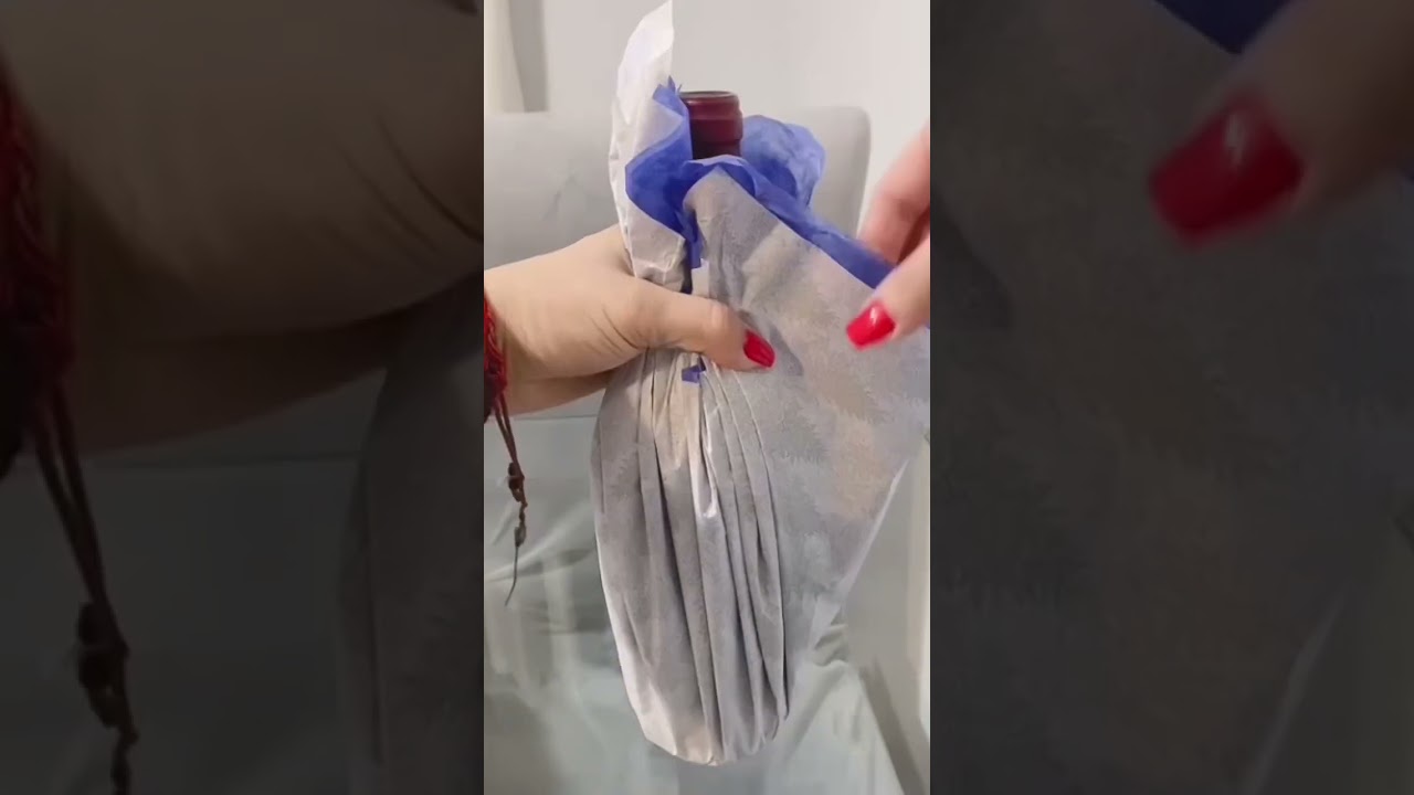 Watch Forma fàcil de envolver una botella de vino🤩🎁 Now Forma fàcil de envolver una botella de vino🤩🎁