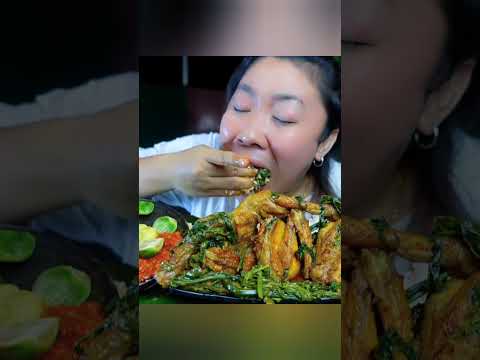 Coba deh gulai pakis ayam asap yang super menggugah selera ini! 🍽️ Full videonya ada di YouTube Dinart Tomboy! ✨
