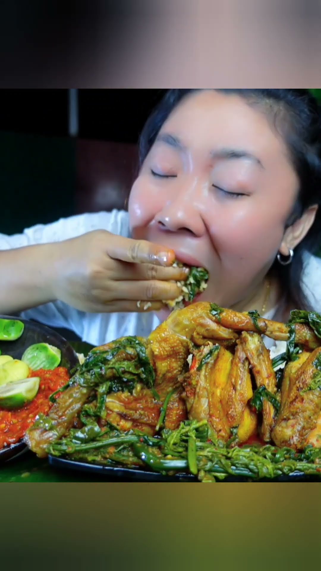 Coba deh gulai pakis ayam asap yang super menggugah selera ini! 🍽️ Full videonya ada di YouTube Dinart Tomboy! ✨