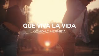 Kadr z teledysku Que viva la vida tekst piosenki Gonzalo Hermida