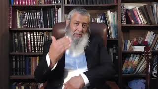 "מחליקים על השכל "-----"שוטים ושותים"    הרב רוני בוסי יצ"ו (הרב רוני בוסי) - התמונה מוצגת ישירות מתוך אתר האינטרנט יוטיוב. זכויות היוצרים בתמונה שייכות ליוצרה. קישור קרדיט למקור התוכן נמצא בתוך דף הסרטון