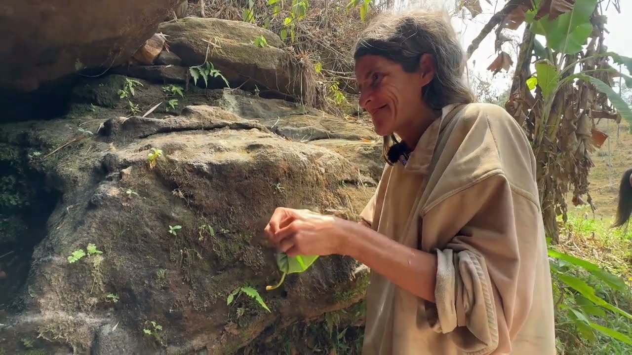 MARLI TOMOU ÁGUA NA FOLHA DE INHAME