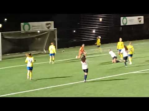 B.93 TV: Rebeka Winther får en god chance for at score mod Brøndby IF, men keeperen parerer