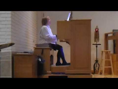 Marilyn spelar orgel i kyrkan. Notera fotarbetet.