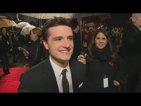 ジョシュ・ハッチャーソン、『ハンガー・ゲーム』でジェニファー・ローレンスとのキスについてキャッチ・ファイアー』ワールドプレミアでのジェニファー・ローレンスとのキスについて (Josh Hutcherson on kissing Jennifer Lawrence at the Hunger Games: Catching Fire world premiere)