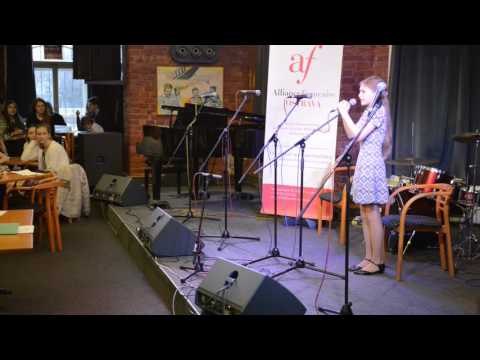 Dernière Danse, Indila: Valerie Kaňová