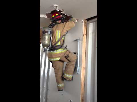 VIDEO: Ce face un pompier c&acirc;nd are nevoie de o scară? Improvizează