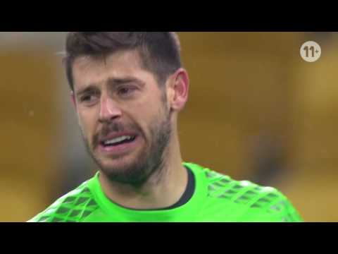 Champions League 06.12.2016 / Besiktas goalkeeper cries at half-time!