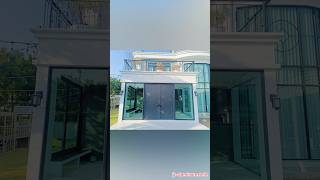 ประตูบานเปิดคู่แบบทึบพร้อมช่องแสงข้าง