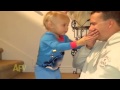 Padre le muestra un truco de magia a su bebé y su reacción es muy divertida