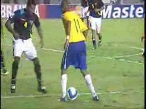 0 El regate de Robinho con Brasil frente a Ecuador