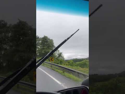 Chegando em Guarapuava Paraná , dia de muita chuva criou cachoeiras nos Lageados de pedras .