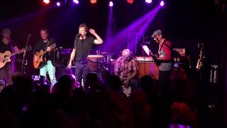 Kevin Bacon and the Bacon Brothers sing the Bus