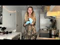 Uma Garota De Vestido Transparente Limpa A Cozinha E Dança Irina Kovych