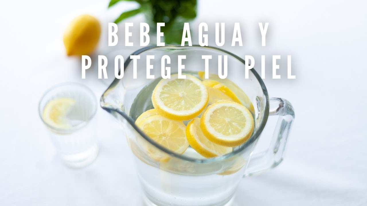 Bebe agua y protege tu piel