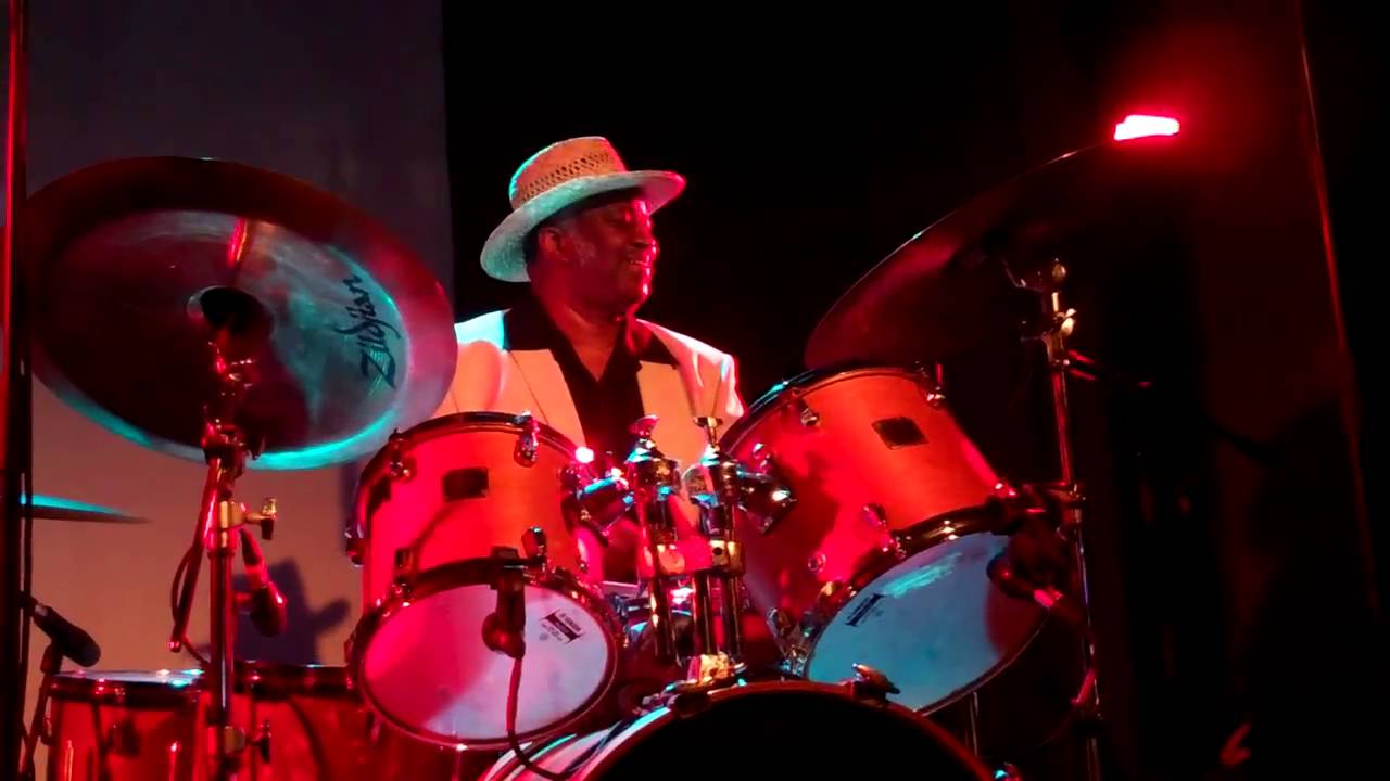 Bernard Purdie Drum Solo. - YouTube