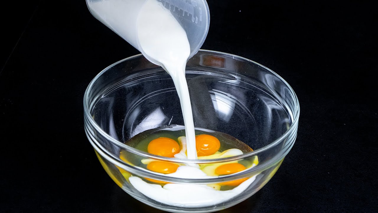 Lapte fierbinte si 4 oua - chec mai simplu si mai delicios nu-i!