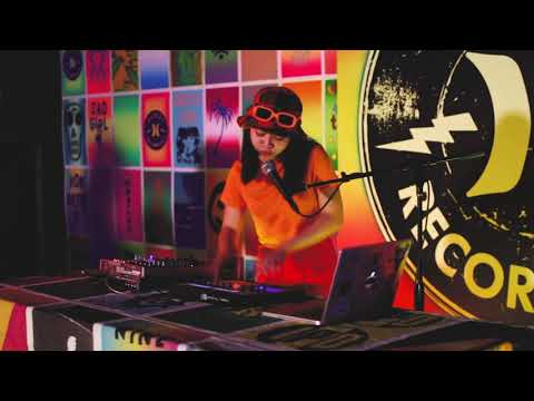 HURLEY LIVE SESSIONS: LEALANI