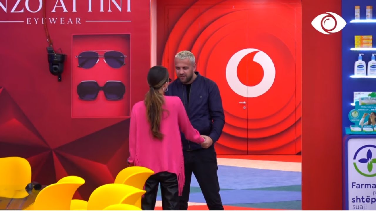 Luizi insiston për puthje, Kiara refuzon: Jo se pastaj kërkon më shumë