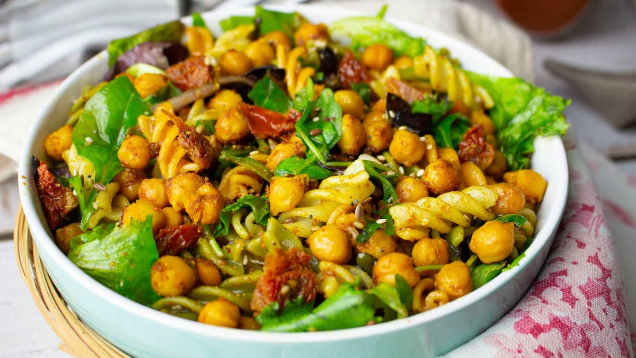 Ensalada de garbanzos especiados al horno con pasta y tomates secos