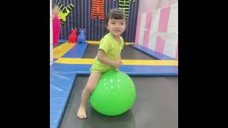 Bé Min chơi nhà nhúng, ngồi lên trái bóng nhúng nhảy xuống nhà banh #nhabong #vuinhon