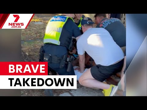 Neighbours turned heroes in Middle Park: Dramatic citizen's arrest stops runaway teen driver | 7NEWS