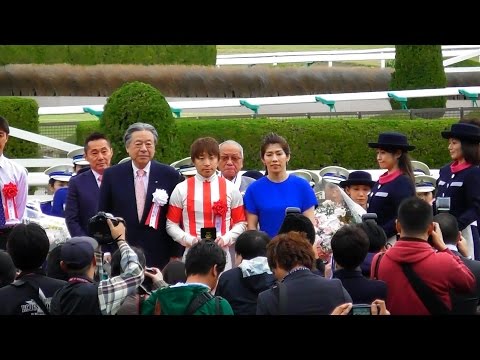 レーヌミノル桜花賞表彰式。プレゼンター吉田沙保里選手。阪神競馬場、現地映像
