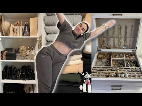 ORGANIZING MY ENTIRE WARDROBE! (apartment/small space friendly)
