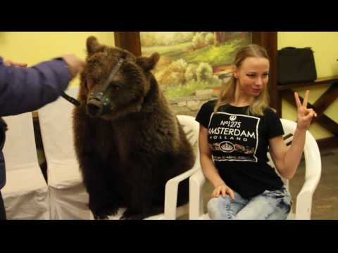 ВЛуки.ру: Фаер-шоу и медведь Степан в арт-кафе «Натали» 