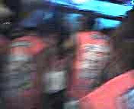 japa virando copo de cerveja no terceiro dia de cervejada