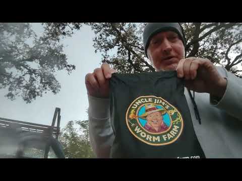Red Wigglers: Unboxing Uncle Jim's Worms Farm 2000 Worms 😲