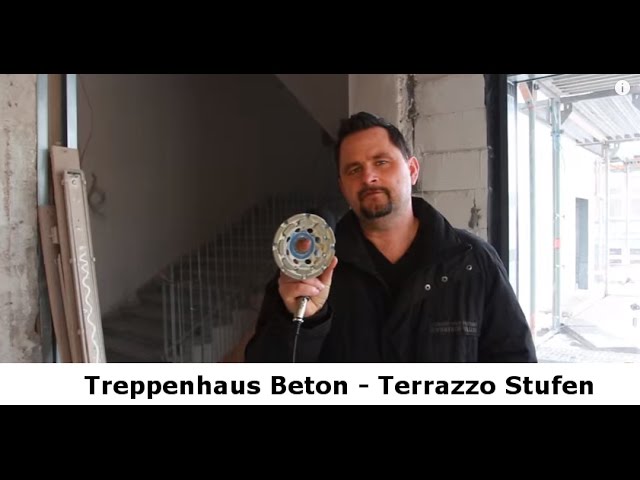 Treppenhaus Beton – Terrazzo Stufen mit Trittschutzstreifen