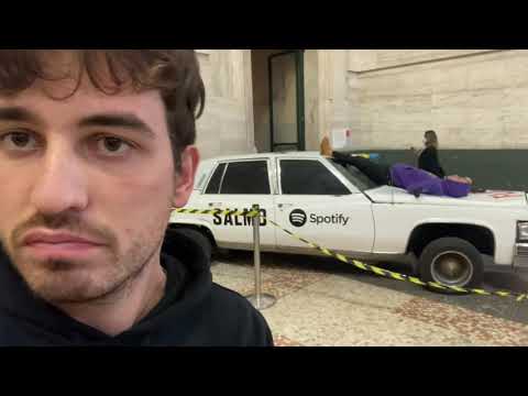 Flop Salmo installazione stazione milano centrale