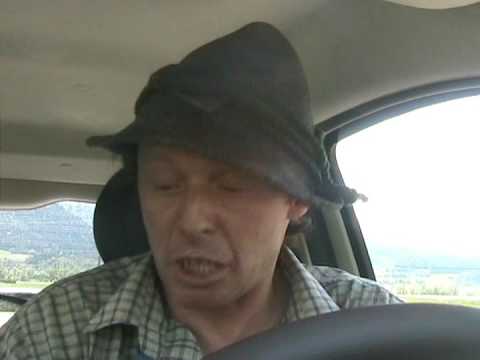 Luis im Auto. Katze überfahren