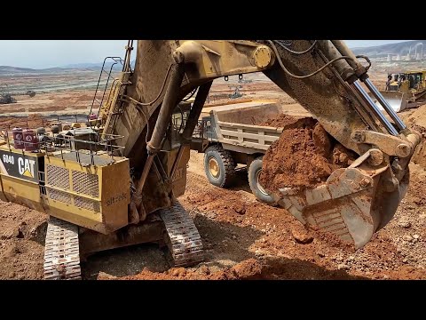 Huge Caterpillar 6040 Excavator Loading Hitachi EH3500 Dumpers