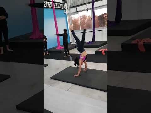 Cuantos trucos de #acrobacias reconoces? #acrobatics #gymnastics #acrodance #flexibility