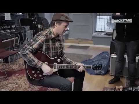 Jussi Jaakonaho with Custom Boards pedalboard (in Finnish)