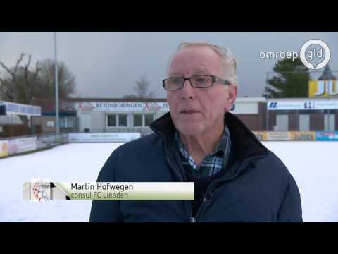 Consul Martin Hofwegen keurt veld FC Lienden