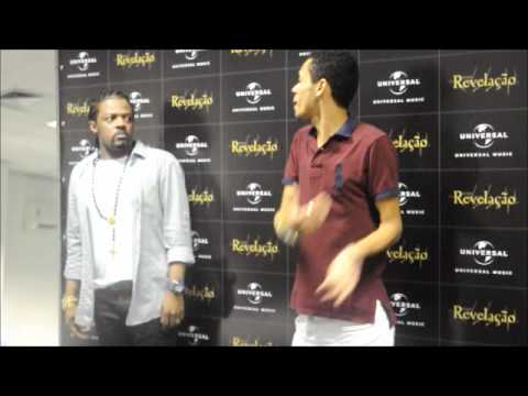 Xande versando nos bastidores na gravação do DVD