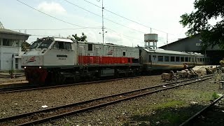 preview picture of video 'Kereta Api Argo Wilis berangkat dari Stasiun Madiun'