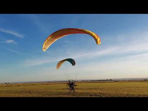 Treino de Pouso e Decolagem de Paramotor