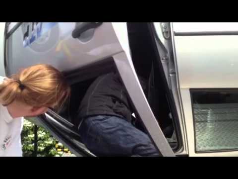 Wie krabbelt man aus einem Auto, dass sich überschlagen hat?