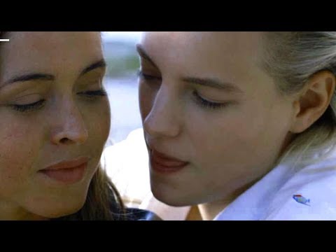 エリカ・リンダーはナタリーと本当に恋に落ちたかもシーン満載／映画『アンダー・ハー・マウス』メイキング映像