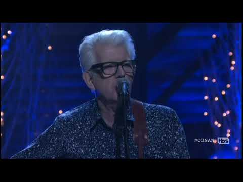 TV Live: Nick Lowe & Los Straitjackets - "Christmas at the Airport" (Conan 2015)